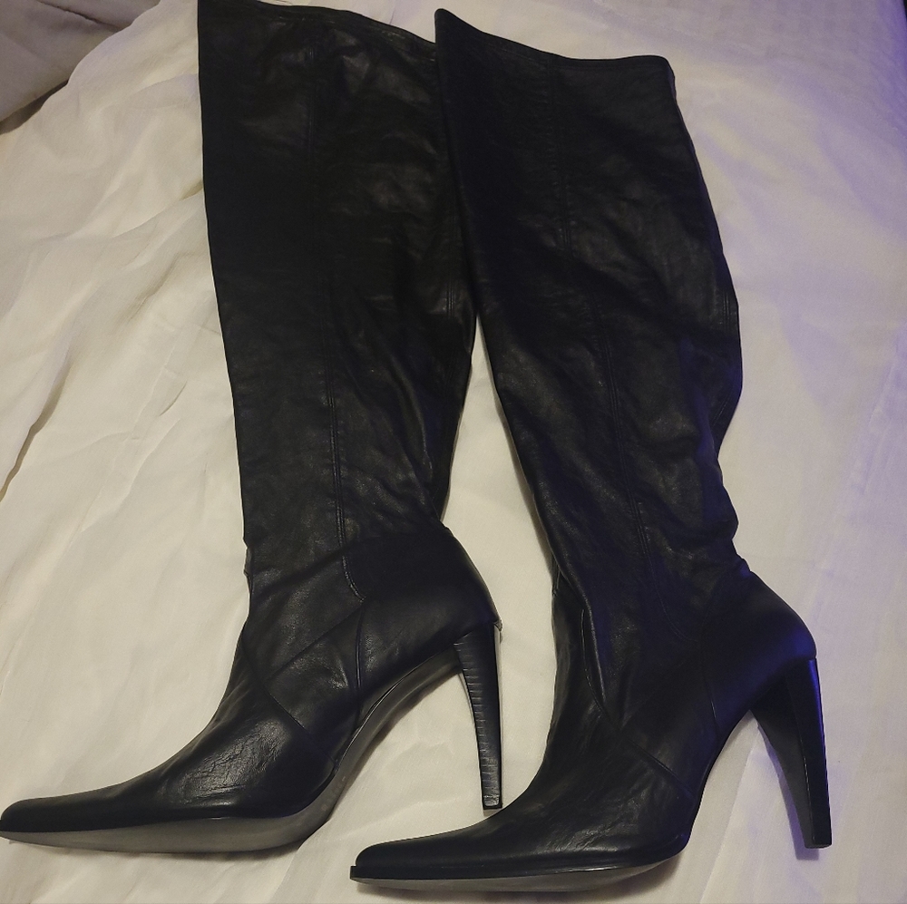 Sexy, Tall Black Leather Boots..Size 10...3.5 inch heel👢
